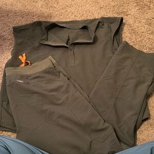 Green figs Kade cargo pants in L tall and Rafaela oversized top size large